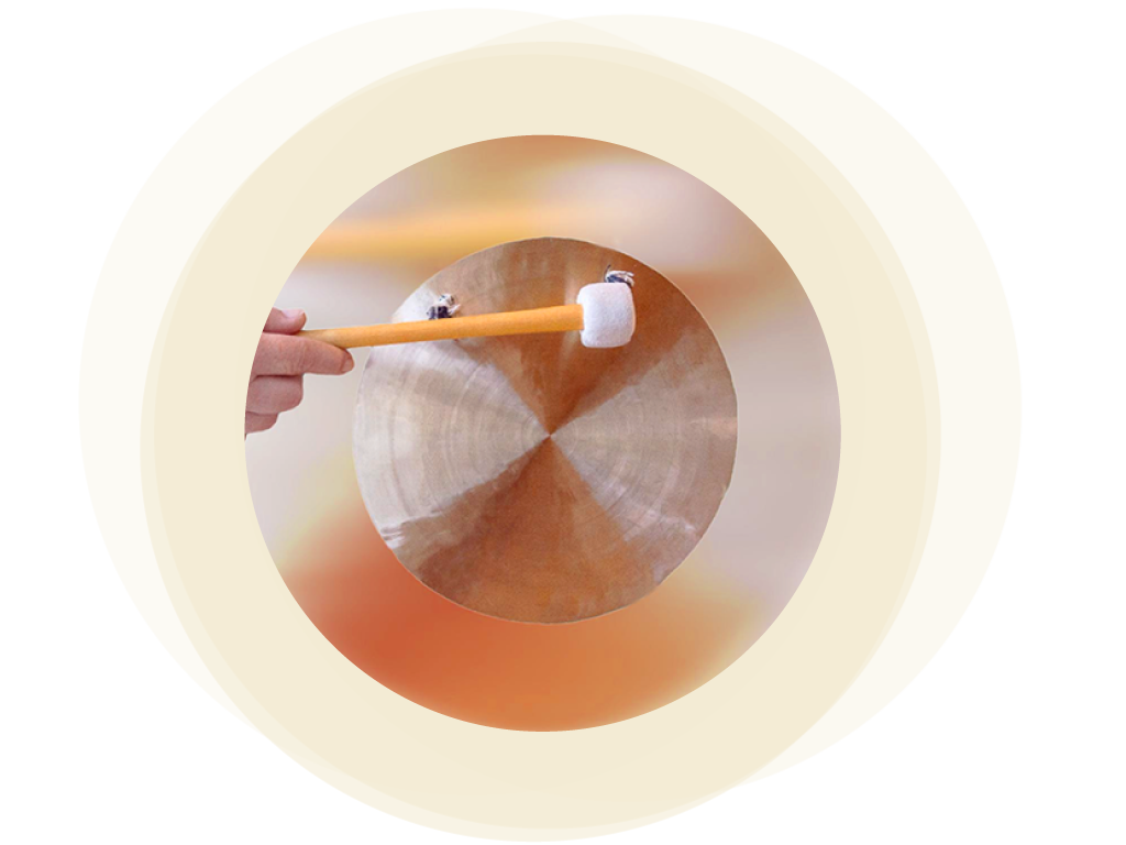 Foto von Gong mit Schlegel, freigestellt in Kreisform, Im Hintergrung Grafik, leicht transparent Kreis